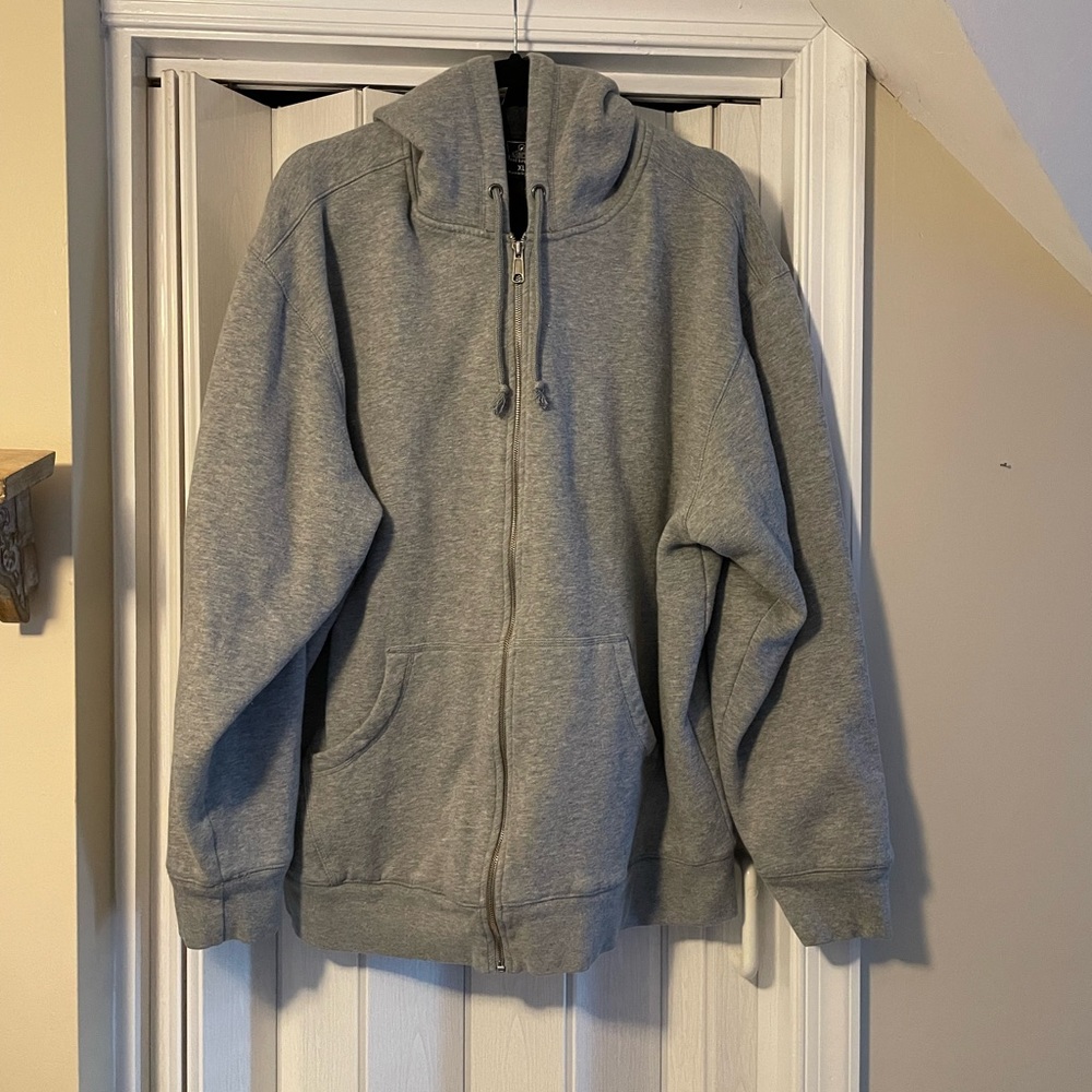 Foot Locker Men’s Gray Zip Up Hoodie. Very Warm! Like New!
